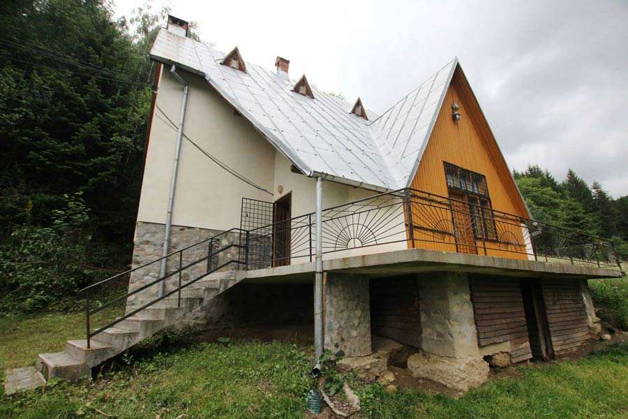 Arhitect Octavian Ungureanu: primul meu proiect de casă. Casa proiectată este înălțată de la sol, terenul fiind în pantă.
